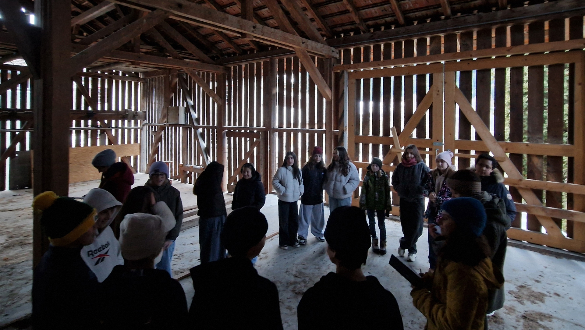 Schulklasse der Primarstufe plant ein Museumskonzept bei einer Besichtigung eines Stalls