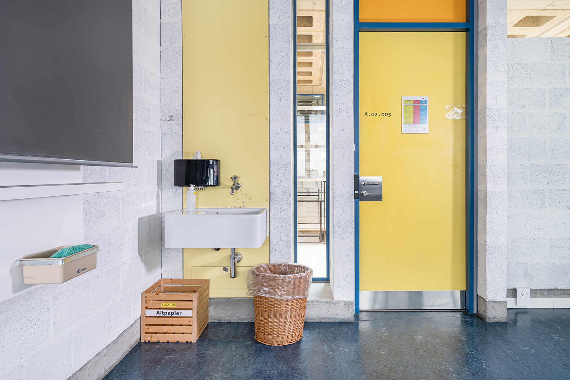 Madlaina Demarmels, ohne Titel, 1983, Farbklänge orange, rot, Türen, am Gebäude der Pädagogischen Hochschule Graubünden