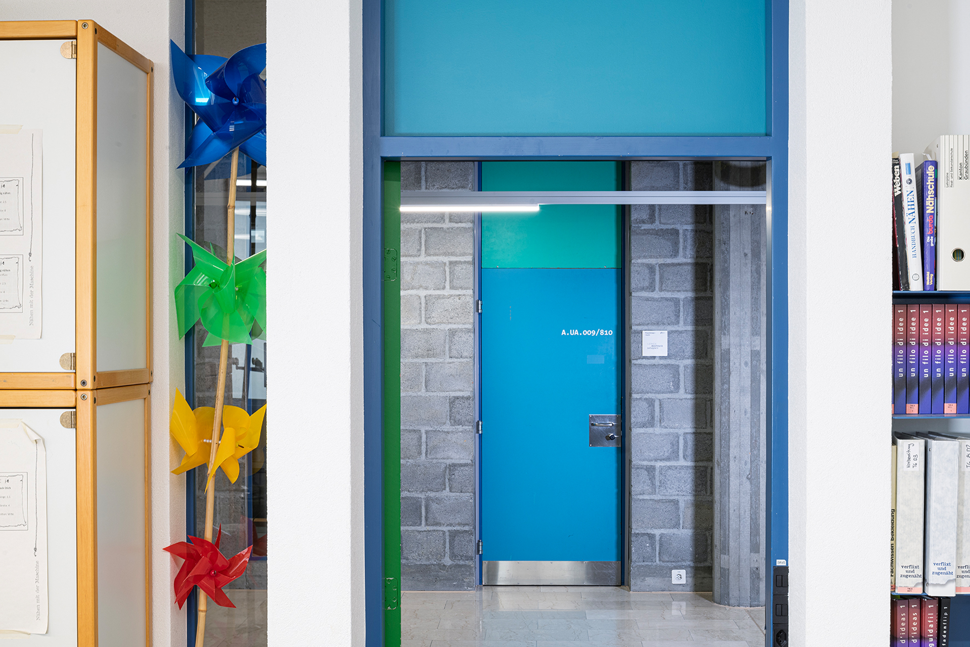 Madlaina Demarmels, ohne Titel, 1983, Farbklänge orange, rot, Türen, am Gebäude der Pädagogischen Hochschule Graubünden