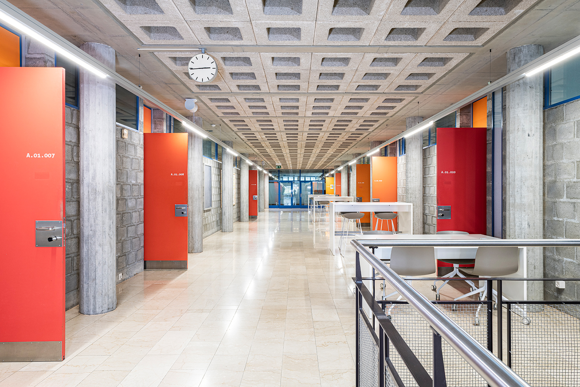 Madlaina Demarmels, ohne Titel, 1983, Farbklänge orange, rot, Türen, am Gebäude der Pädagogischen Hochschule Graubünden