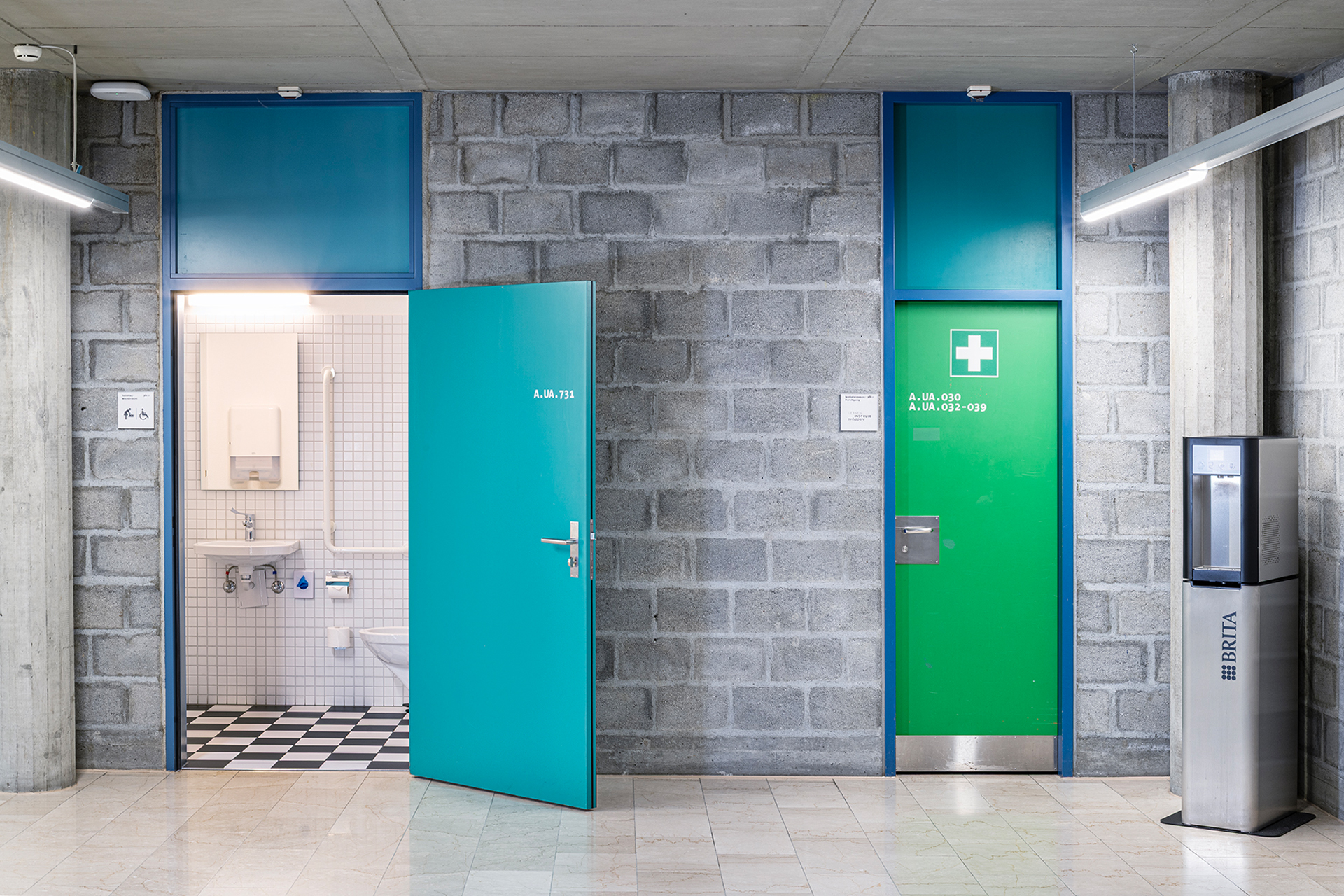 Madlaina Demarmels, ohne Titel, 1983, Farbklänge orange, rot, Türen, am Gebäude der Pädagogischen Hochschule Graubünden