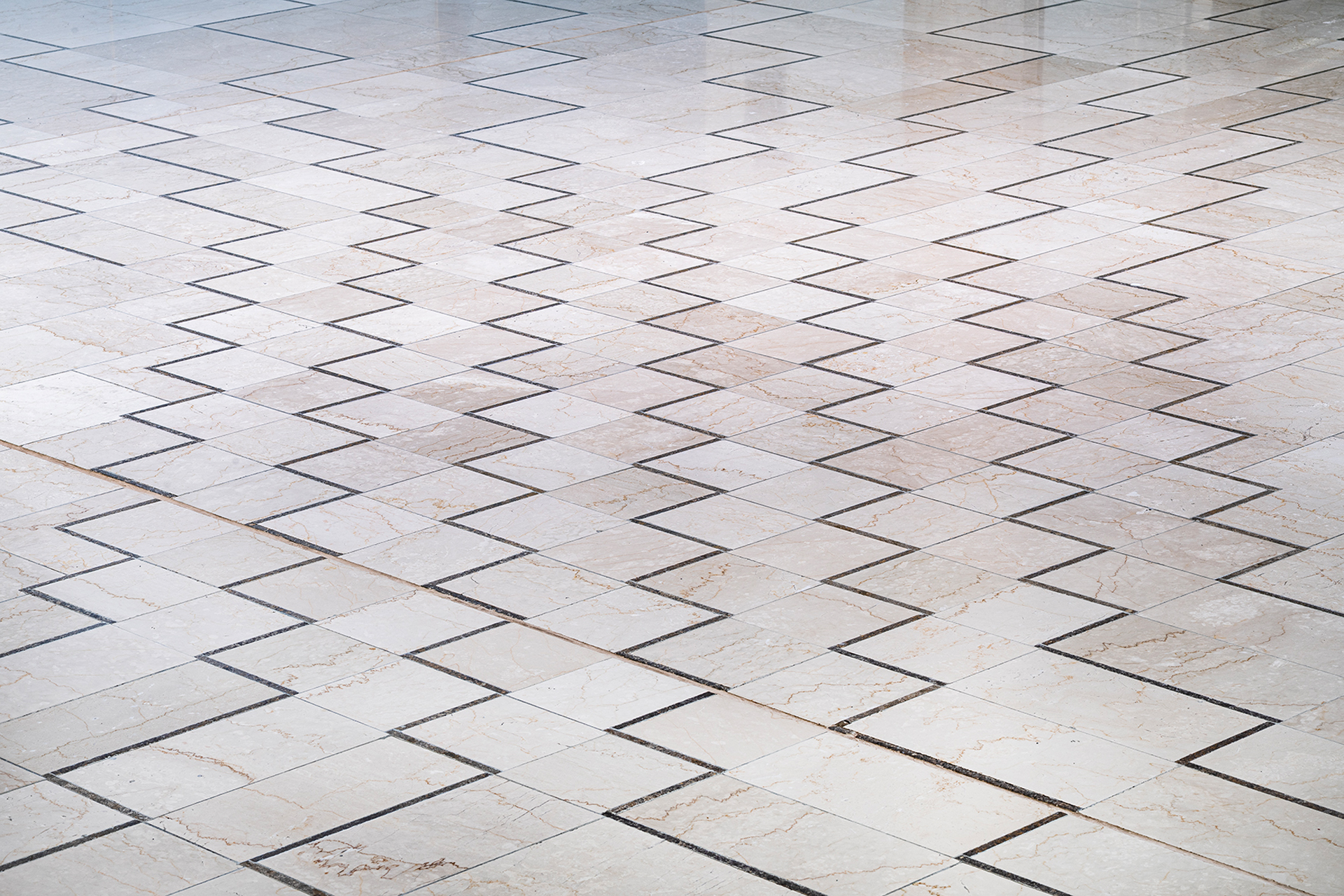 Adriana Grass-Marques, ohne Titel, 1983, Inkrustation, Kalkstein, Fussboden Eingang Hauptgebäude, am Gebäude der Pädagogischen Hochschule Graubünden