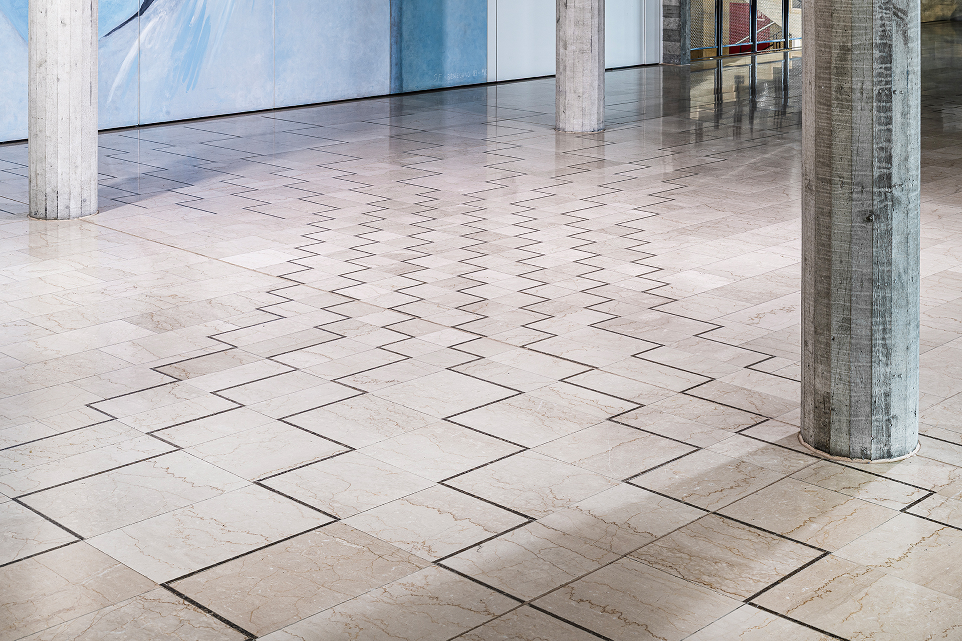 Adriana Grass-Marques, ohne Titel, 1983, Inkrustation, Kalkstein, Fussboden Eingang Hauptgebäude, am Gebäude der Pädagogischen Hochschule Graubünden