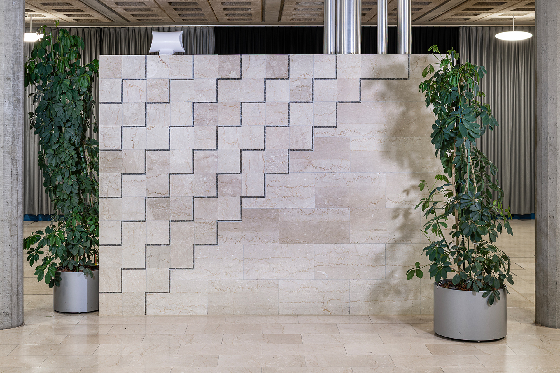 Adriana Grass-Marques, ohne Titel, 1983, Inkrustation, Kalkstein, Mauerfragment, Eingang Hauptgebäude, am Gebäude der Pädagogischen Hochschule Graubünden