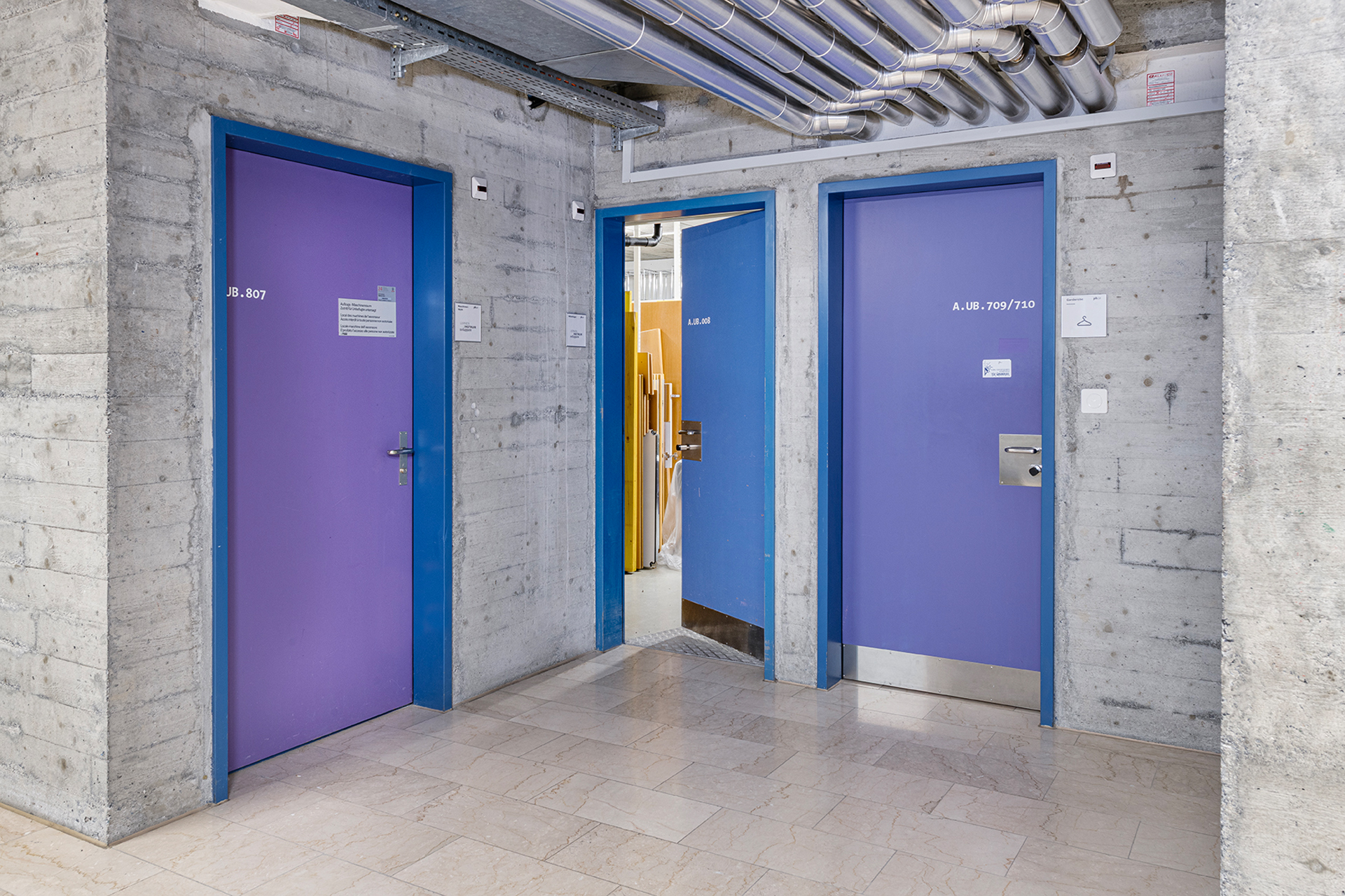 Madlaina Demarmels, ohne Titel, 1983, Farbklänge orange, rot, Türen, am Gebäude der Pädagogischen Hochschule Graubünden